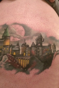 大腿纹身男 男生大腿上彩色的城市建筑物纹身图片