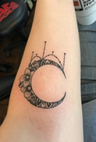 纹身月亮女生图片 女生手臂上花朵和月亮纹身图片