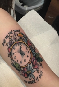 时钟纹身 女生手臂上花朵和时钟纹身图片