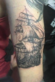 纹身小帆船 男生大臂上黑色的帆船纹身图片