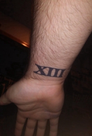 纹身罗马数字 男生手腕上黑色的罗马数字纹身图片