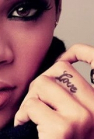 蕾哈娜手上纹身  蕾哈娜手上黑色的英文纹身图片