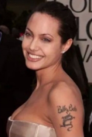 安吉丽娜朱莉的纹身  安吉丽娜朱莉手臂上黑色的英文纹身图片