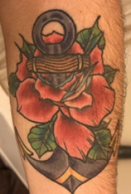 欧美船锚纹身  男生 手臂上船锚和花朵纹身图片