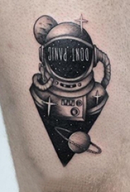 宇航员纹身图案  男生小腿上黑灰的宇航员纹身图片