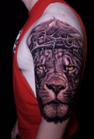 狮子王纹身   男生手臂上素描的狮子王纹身图片
