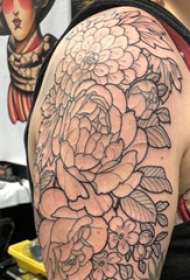 植物纹身  女生手臂上黑灰的花朵纹身图片