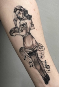 女孩人物纹身图案  女生手臂上黑灰的女孩人物纹身图片