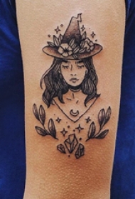 小清新纹身 女生手臂上人物和植物纹身图片