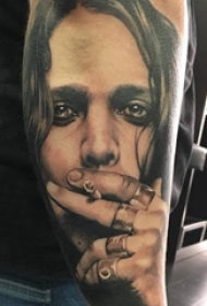 人物肖像纹身  男生手臂上写实的人物肖像纹身图片