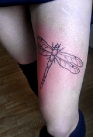 蜻蜓纹身图案 女生大腿上黑色的极简纹身图片