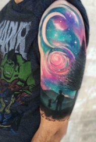 原宿星空纹身  男生大臂上原宿星空和风景纹身图片