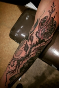 植物纹身  男生手臂上恐怖的食人花纹身图片