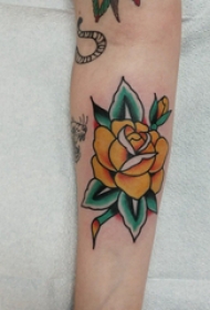 纹身图案花朵  女生手臂上彩绘的清新纹身图片