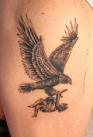 老鹰和女人纹身图案  男生手臂上创意老鹰和女人纹身图片
