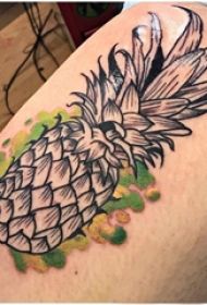 菠萝纹身图案  女生大腿上彩绘的菠萝纹身图片