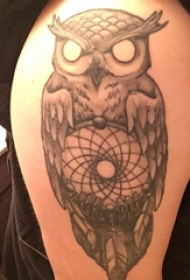 纹身猫头鹰  男生手臂上黑灰的猫头鹰纹身图片