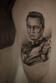 人物肖像纹身  男生大腿上黑灰的人物肖像纹身图片
