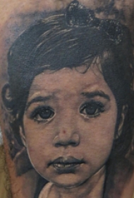人物肖像纹身  男生手臂上黑灰的肖像纹身图片