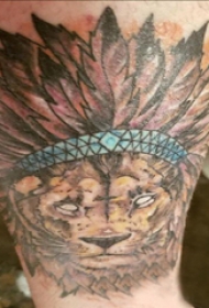 狮子王纹身  男生手臂上羽毛和狮子王纹身图片
