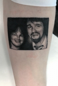 纹身照片  女生手臂上黑灰的照片纹身图片