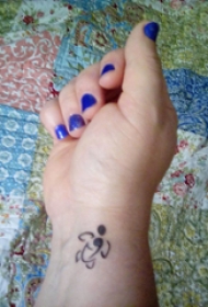 纹身符号  女生手腕上黑色的符号纹身图片