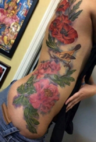 女生腰部纹身图  女生侧腰上彩绘的花朵纹身图片