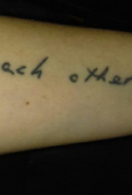 纹身 英文字体  女生手臂上黑色的英文字体纹身图片