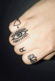纹身手指  女生手指上眼睛和花朵纹身图片