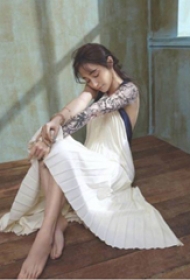 中国纹身明星 姚笛手臂上黑灰纹身图片
