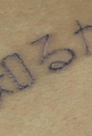 纹身文字图案  女生大腿上极简的文字纹身图片