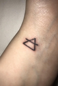 手腕纹身小图 女生手腕上黑色的三角形纹身图片