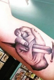 双大臂纹身  男生大臂上黑灰的手掌纹身图片
