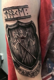 盾牌纹身图案   男生大臂上黑灰的盾牌纹身图片