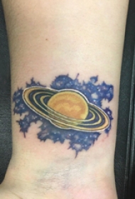 手腕纹身小图 情侣手腕上星球和飞碟纹身图片