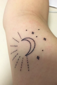 纹身月亮女生图片 女生手臂上黑色的月亮纹身图片