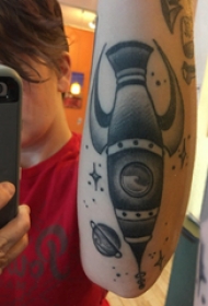 手臂纹身图片 男生手臂上黑色的火箭纹身图片