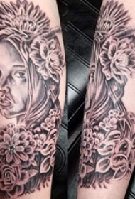 女孩和花朵纹身图案  女生手臂上女孩和花朵纹身图片
