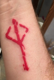 纹身符号  男生手臂上红色的符号纹身图片