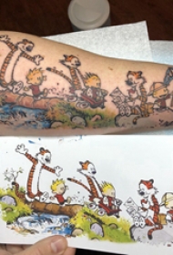 卡通老虎纹身图案  男生手臂上彩绘的卡通老虎纹身图片