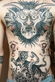 满背动物纹身  男生后背上黑灰的满背动物纹身图片