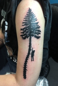 植物纹身 男生大臂上人物和大树纹身图片