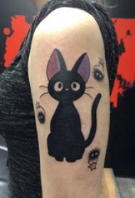 大臂纹身图 女生大臂上可爱的猫咪纹身图片