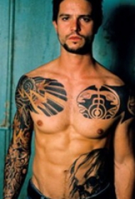 半甲纹身图案 男  男生手臂上彩绘的半甲纹身图片