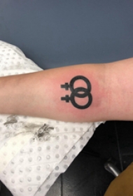 纹身符号  女生小臂上黑色的符号纹身图片