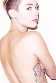 美国纹身明星  麦莉塞勒斯侧腰上黑灰色的捕梦网纹身图片