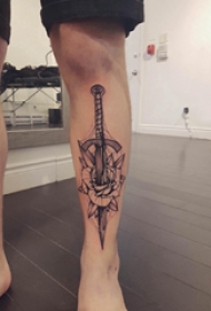 欧美小腿纹身 男生小腿上玫瑰和匕首纹身图片