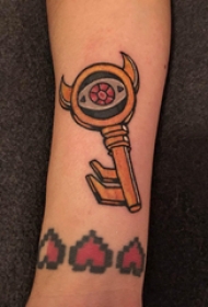 钥匙纹身图案 女生手臂上心形和魔法钥匙纹身图片