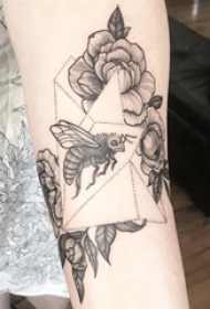蜜蜂纹身图案 女生手臂上花卉和蜜蜂纹身图片