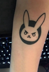 纹身卡通 女生手臂上黑色的兔子纹身图片